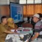 Sejumlah orang tua sedang berkonsultasi mengenai SPMB Sekolah Maung.