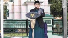Ustad Kikin Muttaqin, S.Pd., M.Pd tengah mengiai khutbah salat iduladha tingkat Kabupaten Ciamis di Alun-alun.
