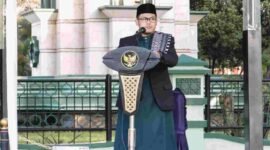 Ustad Kikin Muttaqin, S.Pd., M.Pd tengah mengiai khutbah salat iduladha tingkat Kabupaten Ciamis di Alun-alun.