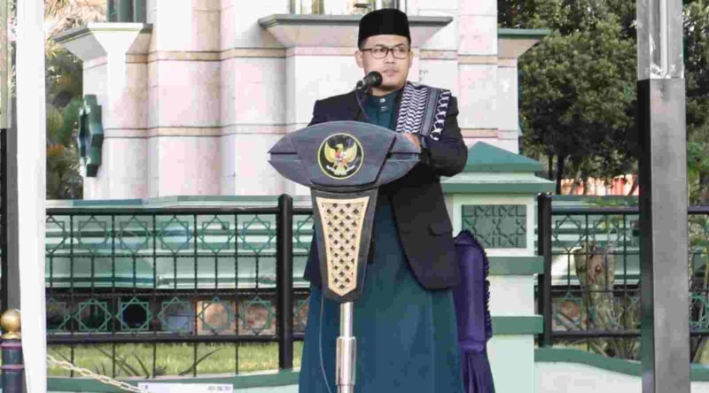 Ustad Kikin Muttaqin, S.Pd., M.Pd tengah mengiai khutbah salat iduladha tingkat Kabupaten Ciamis di Alun-alun.