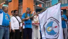 Plh Wali Kota Tasikmalaya, Dicky Candra melepas peserta gerak jalan sehat SMPN 1.