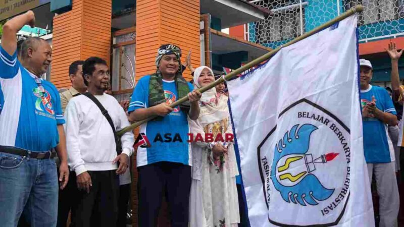 Plh Wali Kota Tasikmalaya, Dicky Candra melepas peserta gerak jalan sehat SMPN 1.