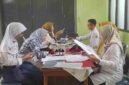 Salah satu orang tua tengah mendampingi anaknya untuk mendaftar ulang di Sekolah Maung.