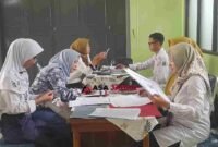 Salah satu orang tua tengah mendampingi anaknya untuk mendaftar ulang di Sekolah Maung.