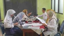 Salah satu orang tua tengah mendampingi anaknya untuk mendaftar ulang di Sekolah Maung.