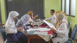 Salah satu orang tua tengah mendampingi anaknya untuk mendaftar ulang di Sekolah Maung.