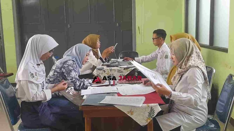 Salah satu orang tua tengah mendampingi anaknya untuk mendaftar ulang di Sekolah Maung.