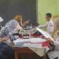 Salah satu orang tua tengah mendampingi anaknya untuk mendaftar ulang di Sekolah Maung.