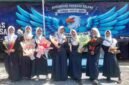 Sejumlah siswi SMPN 4 Ciamis yang telah lulus berfoto usai merayakan kelulusan.