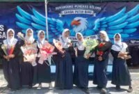 Sejumlah siswi SMPN 4 Ciamis yang telah lulus berfoto usai merayakan kelulusan.