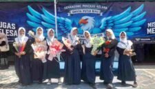Sejumlah siswi SMPN 4 Ciamis yang telah lulus berfoto usai merayakan kelulusan.
