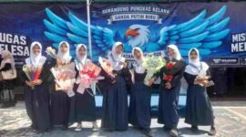 Sejumlah siswi SMPN 4 Ciamis yang telah lulus berfoto usai merayakan kelulusan.