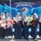 Sejumlah siswi SMPN 4 Ciamis yang telah lulus berfoto usai merayakan kelulusan.