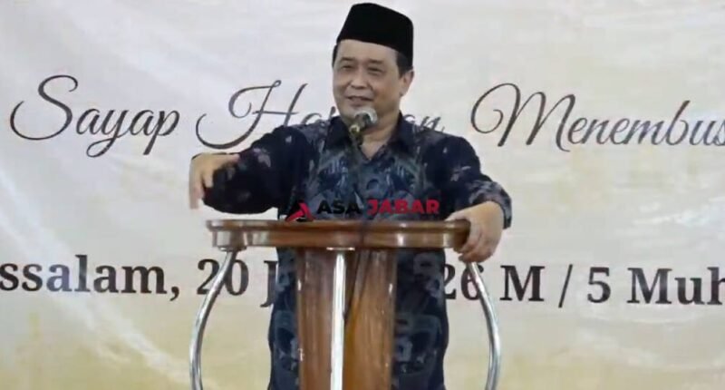 Pengasuh Pondok Pesantren Darussalam Ciamis, Prof. Dr. KH Fadlil Munawwar Manshur, M.S. tengah memberikan sambutan.