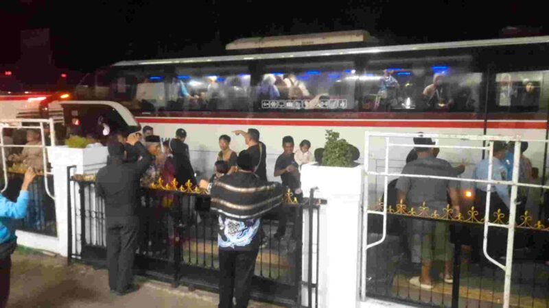 Rombongan jamaah haji tiba di Gedung Dakwah Kota Tasik pukul 23.04.