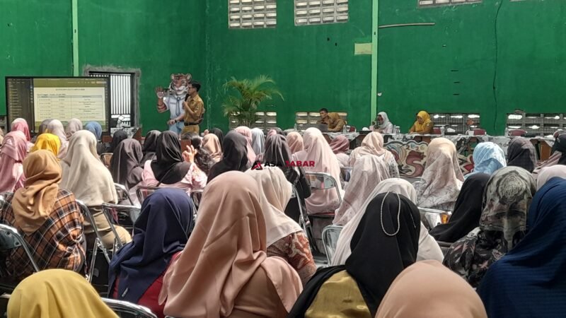 Ratusan orang tua peserta didik baru Sekolah MAUNG SMAN 1 Ciamis mengikuti rapat sosialisasi MPLS yang digelar di GOR Sekolah MAUNG SMAN 1 Ciamis, Senin (13/7/2026).