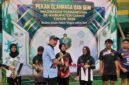 Ketua KKMTs, H. Dadang tengah memberikan piala kepada pemenang Porseni.