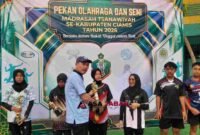 Ketua KKMTs, H. Dadang tengah memberikan piala kepada pemenang Porseni.