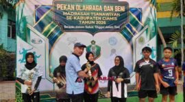 Ketua KKMTs, H. Dadang tengah memberikan piala kepada pemenang Porseni.