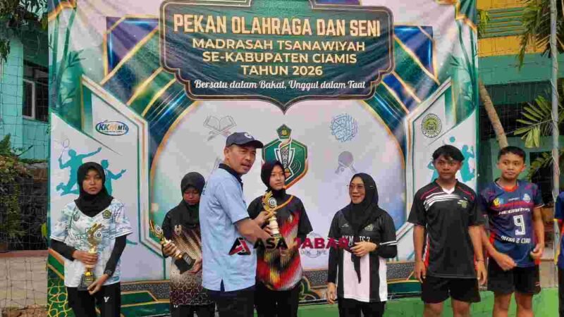 Ketua KKMTs, H. Dadang tengah memberikan piala kepada pemenang Porseni.