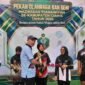 Ketua KKMTs, H. Dadang tengah memberikan piala kepada pemenang Porseni.