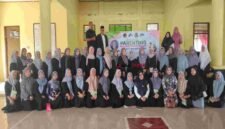 Momen hangat foto bersama dalam acara Seminar Parenting 