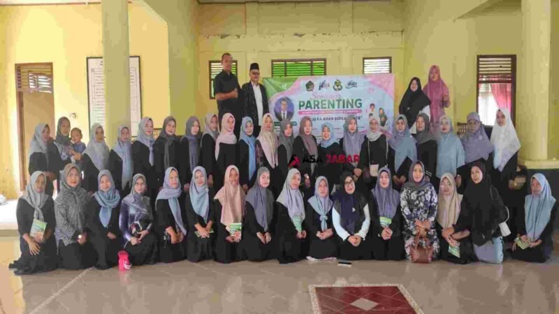 Momen hangat foto bersama dalam acara Seminar Parenting 