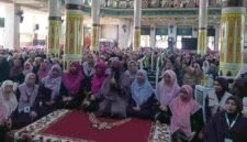 Umma Ilmia Amalia, S.Pd., M.Pd., CH., CHT., CPHT., CNLP, mengisi kajian muhasabah di Masjid Agung Ciamis.