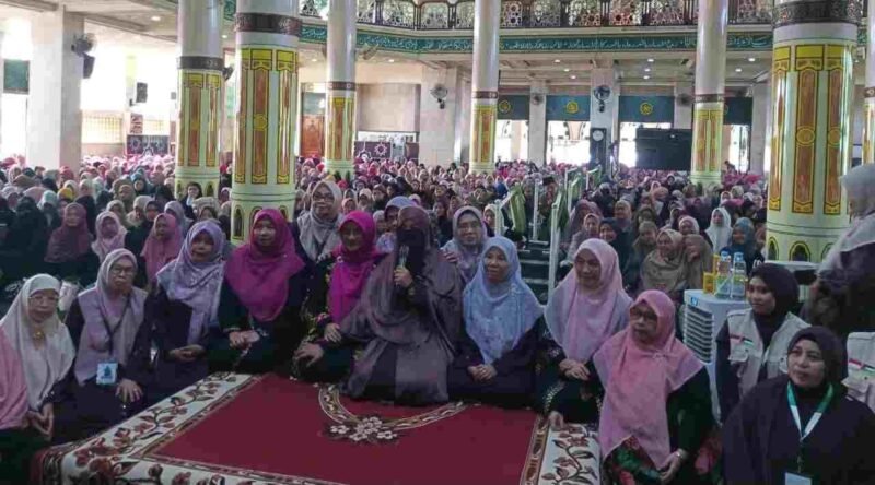 Umma Ilmia Amalia, S.Pd., M.Pd., CH., CHT., CPHT., CNLP, mengisi kajian muhasabah di Masjid Agung Ciamis.