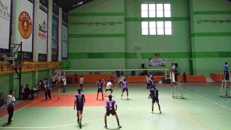 Kontingen Ciamis dari cabang lomba bola voli sedang bertanding d Gor Sukapura Kota Tasikmalaya.