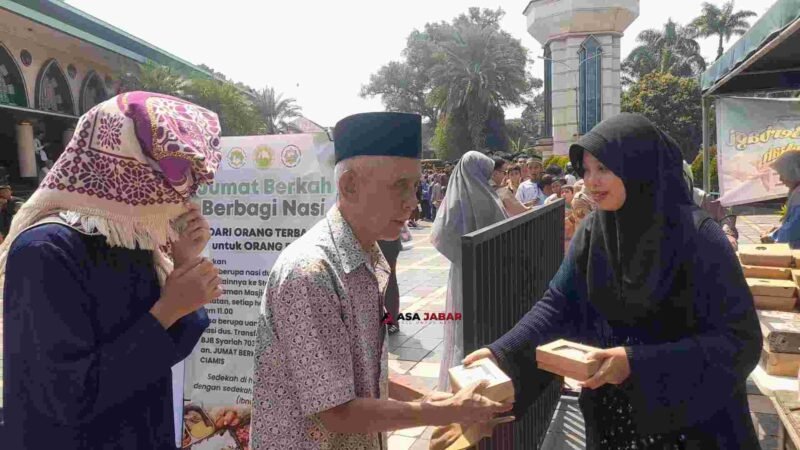 Panitia membagikan makanan gratis kepada jemaah usai Salat Jumat dalam program 