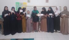 Sebanyak 10 santri Pondok Pesantren Hidayatul Ulum menerima bantuan berupa kitab dan alat tulis.