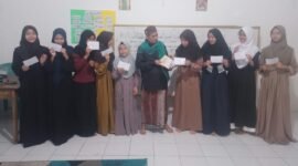 Sebanyak 10 santri Pondok Pesantren Hidayatul Ulum menerima bantuan berupa kitab dan alat tulis.