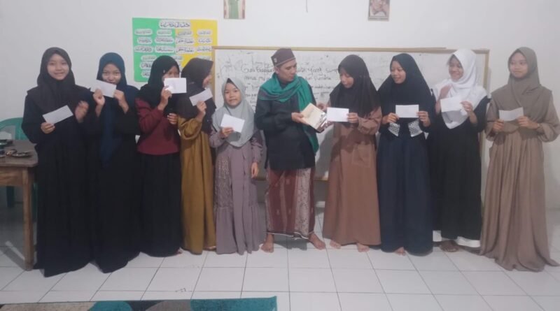 Sebanyak 10 santri Pondok Pesantren Hidayatul Ulum menerima bantuan berupa kitab dan alat tulis.
