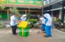 Kepala sekolah turun langsung ikut bersih-bersih bersama siswa.