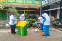 Kepala sekolah turun langsung ikut bersih-bersih bersama siswa.