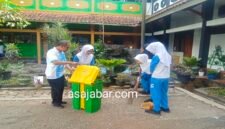 Kepala sekolah turun langsung ikut bersih-bersih bersama siswa.