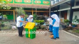 Kepala sekolah turun langsung ikut bersih-bersih bersama siswa.