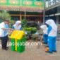 Kepala sekolah turun langsung ikut bersih-bersih bersama siswa.
