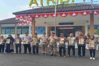 Pembagian sertipikat tanah dari program PTSL secara simbolis usai melaksanakan Upacara Peringatan HANTARU 2026.