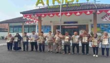 Pembagian sertipikat tanah dari program PTSL secara simbolis usai melaksanakan Upacara Peringatan HANTARU 2026.