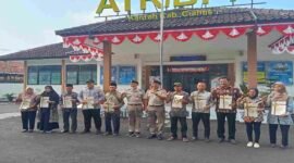 Pembagian sertipikat tanah dari program PTSL secara simbolis usai melaksanakan Upacara Peringatan HANTARU 2026.