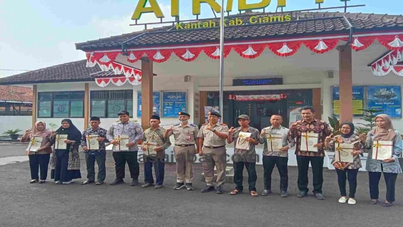 Pembagian sertipikat tanah dari program PTSL secara simbolis usai melaksanakan Upacara Peringatan HANTARU 2026.