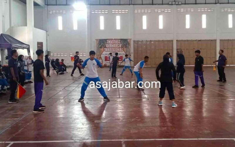 Para peserta tampak antusias mengikuti pertandingan hadangan pada ajang Invitasi Olahraga Tradisional yang diselenggarakan oleh PPG Penjas FKIP Universitas Galuh.
