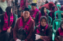 Puluhan jemaah Umroh TAZA Tours & Travel sedang menunggu keberangkatan.