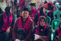 Puluhan jemaah Umrah TAZA Tours & Travel sedang menunggu keberangkatan.