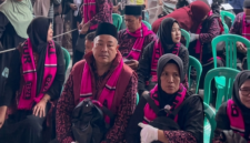 Puluhan jemaah Umroh TAZA Tours & Travel sedang menunggu keberangkatan.