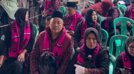 Puluhan jemaah Umrah TAZA Tours & Travel sedang menunggu keberangkatan.