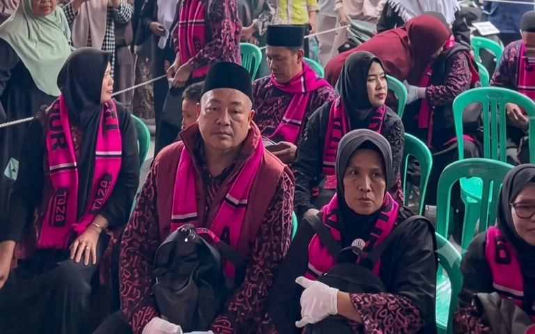 Puluhan jemaah Umrah TAZA Tours & Travel sedang menunggu keberangkatan.