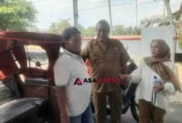 Momen kedekatan Hj. Tina Wiryawati saat berinteraksi dengan salah satu warga penerima manfaat program becak listrik dari Presiden RI.